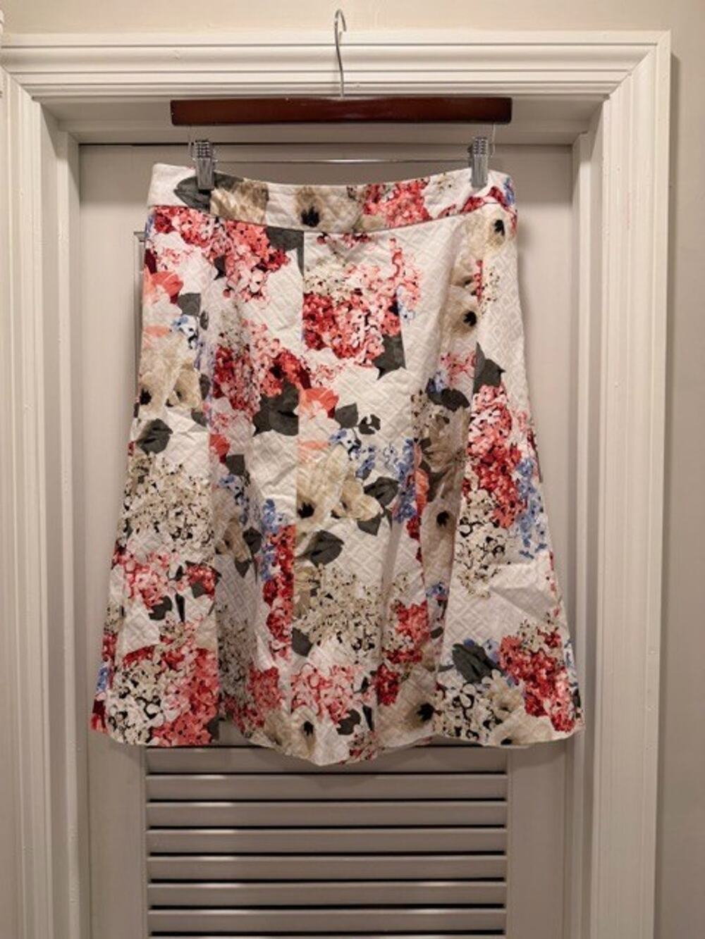 WHITE HOUSE BLACK MARKET MULTICOLORED FLORAL FULL SKIRT 12